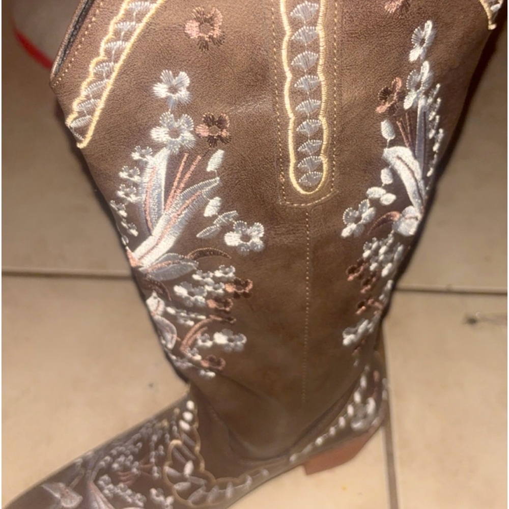 Boots 👢 - Picture 3 of 4